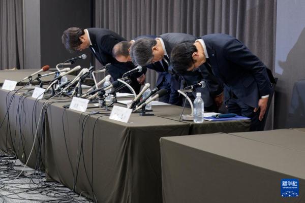 3月29日，小林制药公司社长小林章浩（左二）及相关负责人在日本大阪举行的新闻发布会上鞠躬。新华社记者 张笑宇 摄